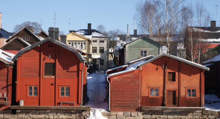 Keskiaikaisperäisen Vanhan Porvoon kaupunkirakenne on tiivis ja epäsäännöllinen. Asuinrakennukset sijaitsevat pääkatujen varrella, kun taas talousrakennukset ovat kapeiden kujien varrella tai jokirannassa vesireitin äärellä. Jokirannan kauppiastontit ulottuvat jokirannassa. Kuva: Elisa El Harouny.